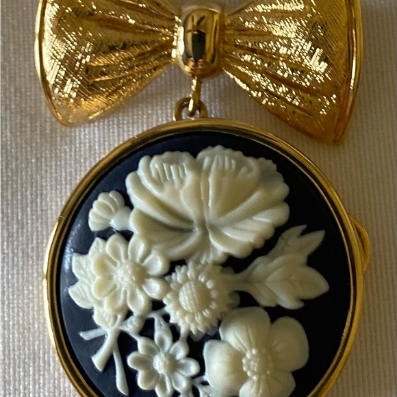 Estée Lauder Perfume Compact 2005 Cameo Bow Brooch Beautiful Floral Like New - Picture 6 of 8